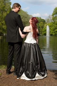 yourshape-korsett-hochzeit-schwarz-creme-reifrock-gothic-11a